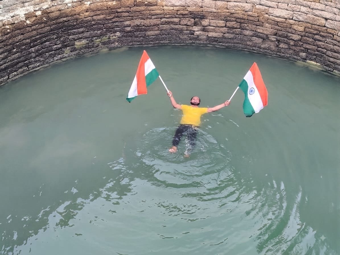 ఈత కొడుతూ తిరంగాతో దేశభక్తి చాటిన బీజేపీ నేత